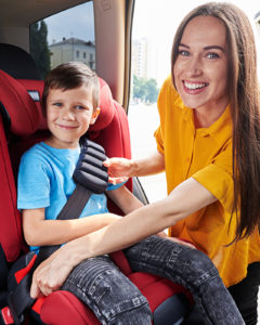 Подорожі з дітьми: Як вибрати відповідний автомобіль для прокату та обладнання.
